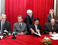 Gradonaelnik Bogdanovi potpisuje ugovor sa japanskim ambasadorom Rjuii Tanabeom